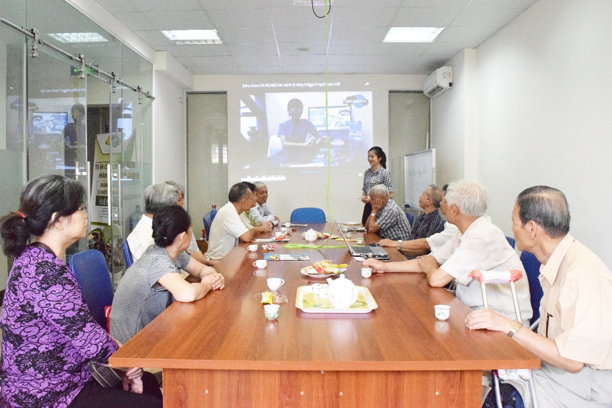 Trong thời gian đợi phim chụp X-Quang và kết quả khám, các bác cùng ngồi lại trò chuyện và chia sẻ.