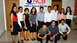 BS Nguyễn Văn Tý (người thứ 5 từ trái sang, hàng trên) – Giám Đốc chuyên môn Nha khoa DR.BEAM chụp hình lưu niệm cùng các Anh/Chị quản lý của Ngân hàng