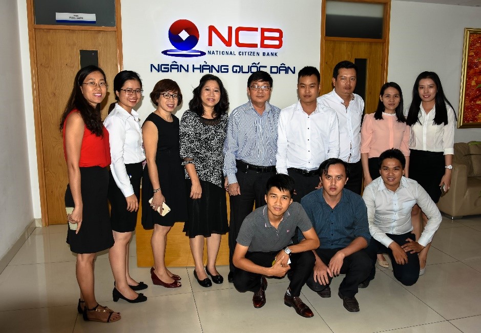 BS Nguyễn Văn Tý (người thứ 5 từ trái sang, hàng trên) – Giám Đốc chuyên môn Nha khoa DR.BEAM chụp hình lưu niệm cùng các Anh/Chị quản lý của Ngân hàng
