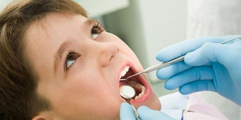 Trẻ em cần được lấy cao răng định kỳ để bảo vệ sức khỏe răng miệng