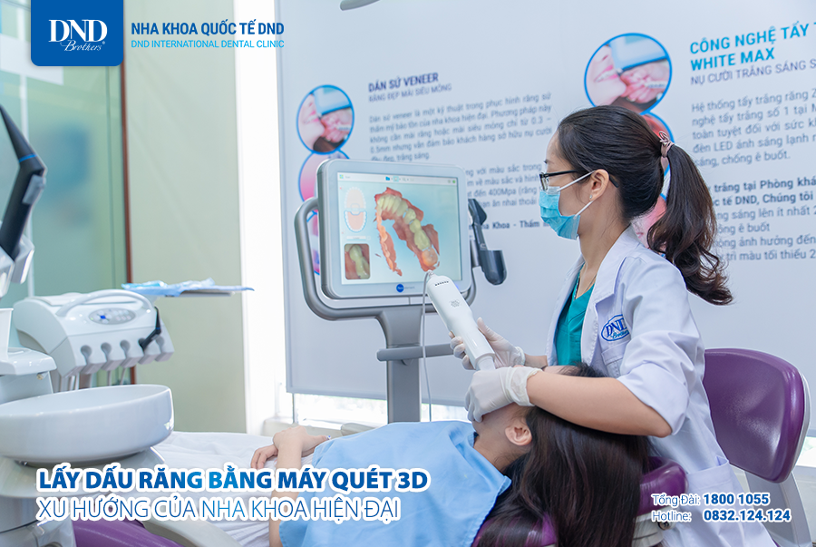 Bác sĩ Nguyễn Thị Phòng scan miệng Itero cho bệnh nhân