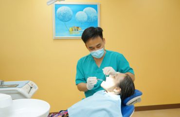 Bác sĩ đang khám răng cho người cao tuổi